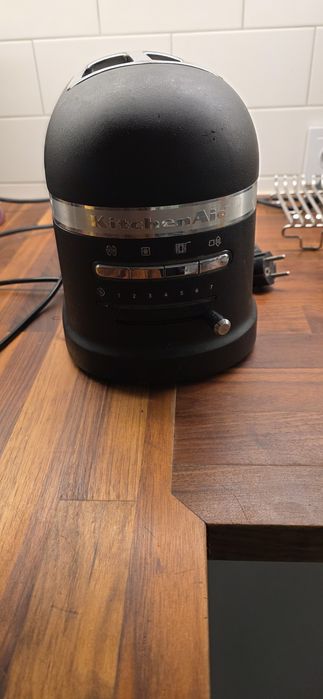 Toster Kitchen Aid Artisan na 2 kromki (model np. 5KMT2204EBK).