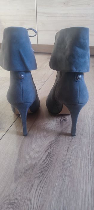 Zamszowe botki Guess