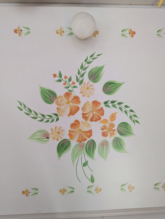 Secretária antiga de madeira maciça pintada à mão