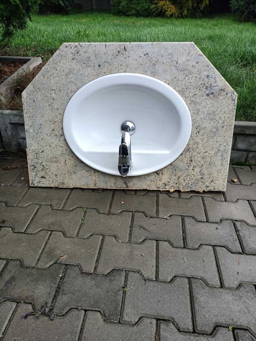 Umywalka, bateria i blat granitowy