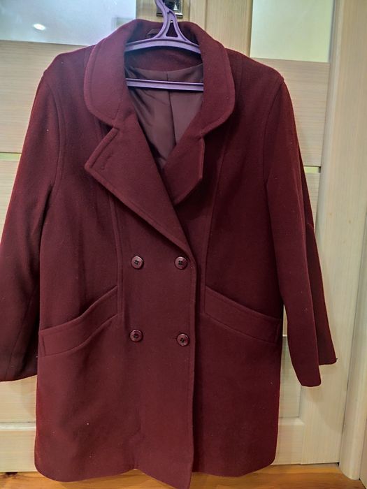 Весняне пальто кольору бурунді.