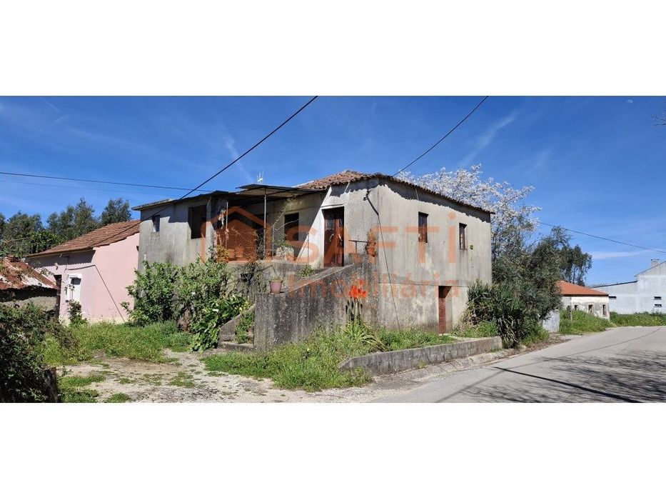 Casa para Recuperar em aldeia tranquila