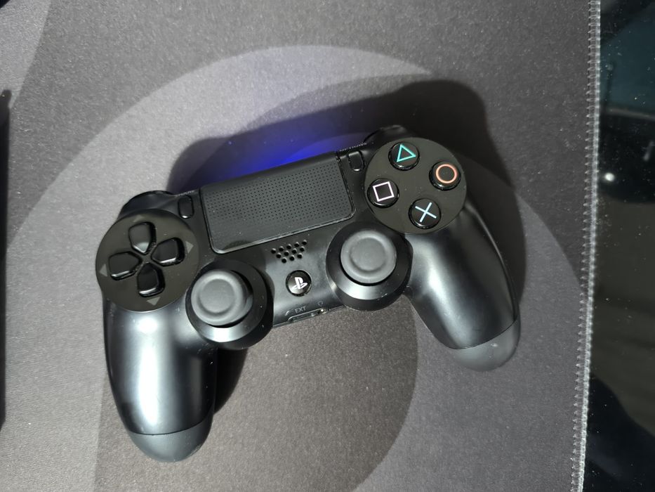Consola PS4 com comando