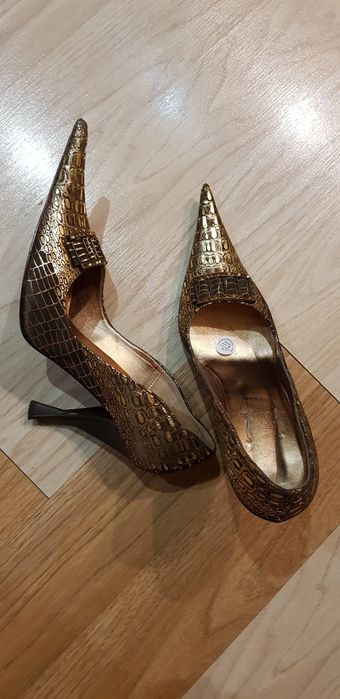 Туфли женские остроносые р.38 Италия кожа