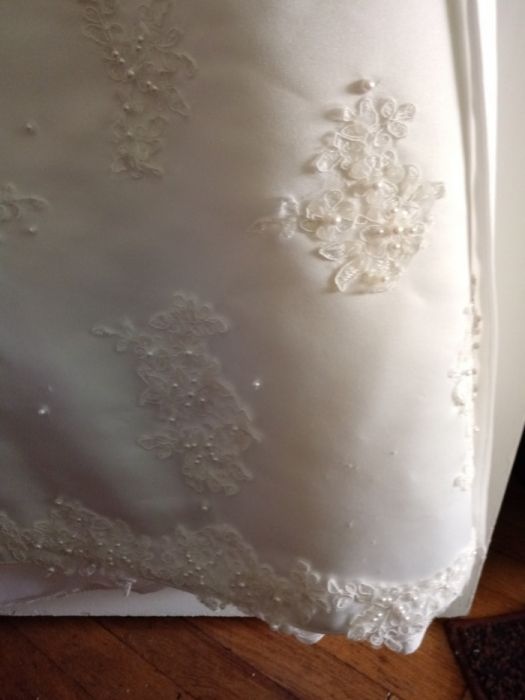 Suknia ślubna z krótkim trenem gładka z koronką i perełkami