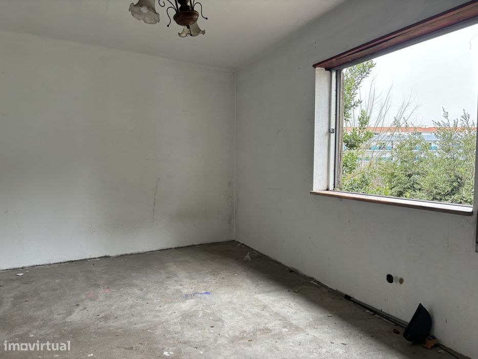 Moradia de 2 pisos com terreno no centro da Lousã