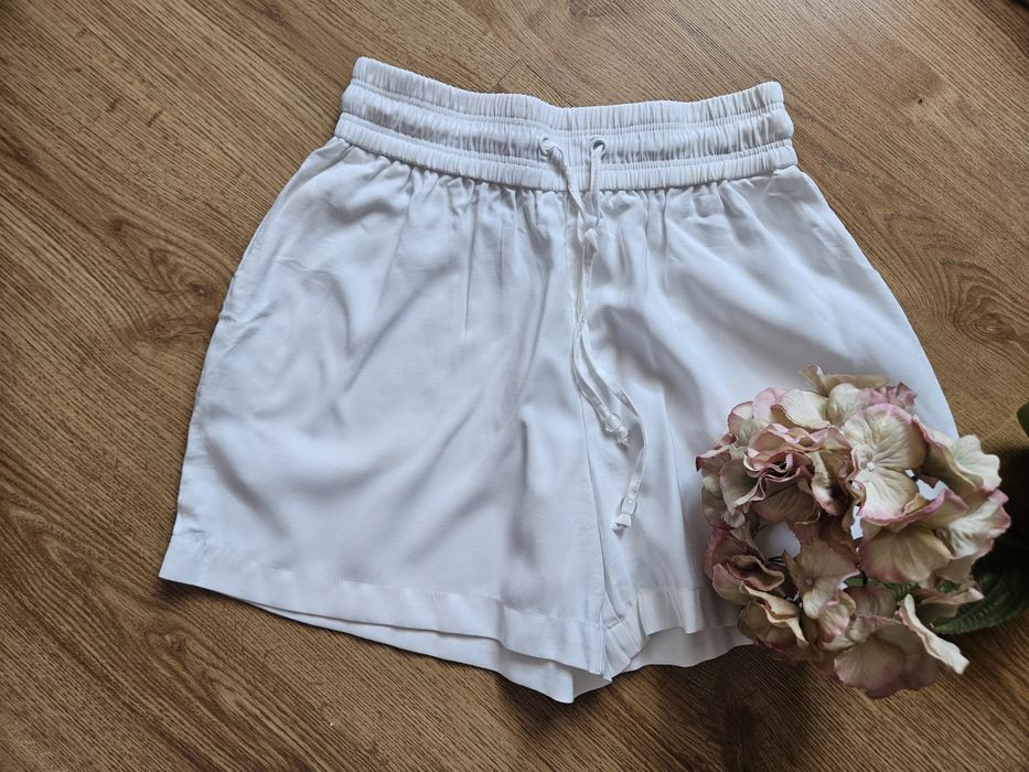 Białe szorty Reserved, rozmiar S