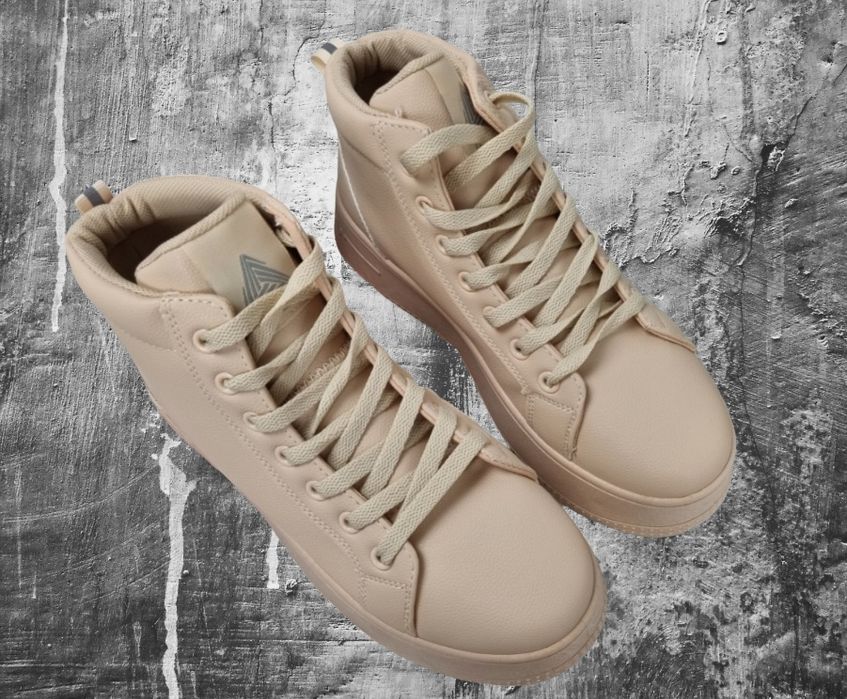 Женские кроссовки