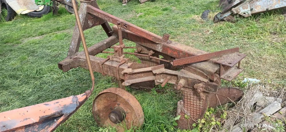 Плуг тракторний двохкорпусний