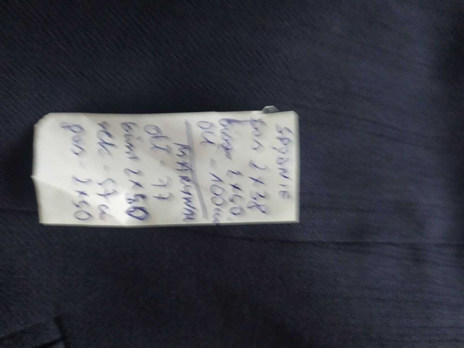 Garsonka z spodniami i kamizelką