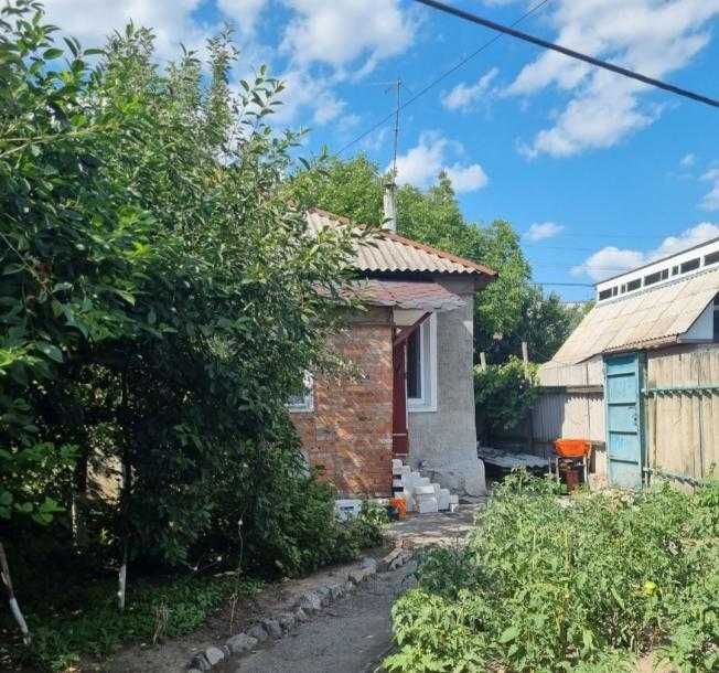 Продам 1/2 дома на Залютино , двор отдельный.