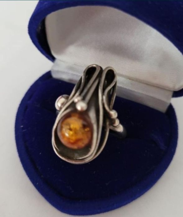 Srebrny artystyczny pierścionek, autorski z naturalnym bursztynem