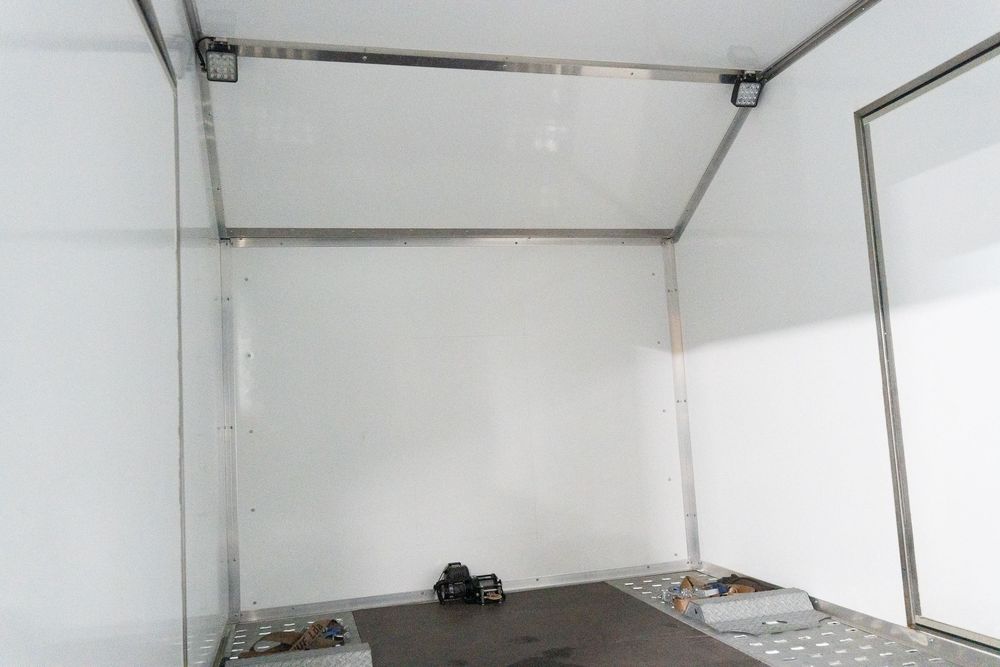 Reboque fechado para transporte de carros de luxo; rally; Velocidade