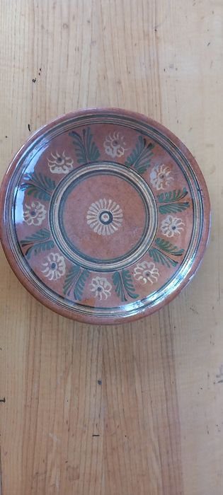 Ozdobny talerz gliniany z łysej góry