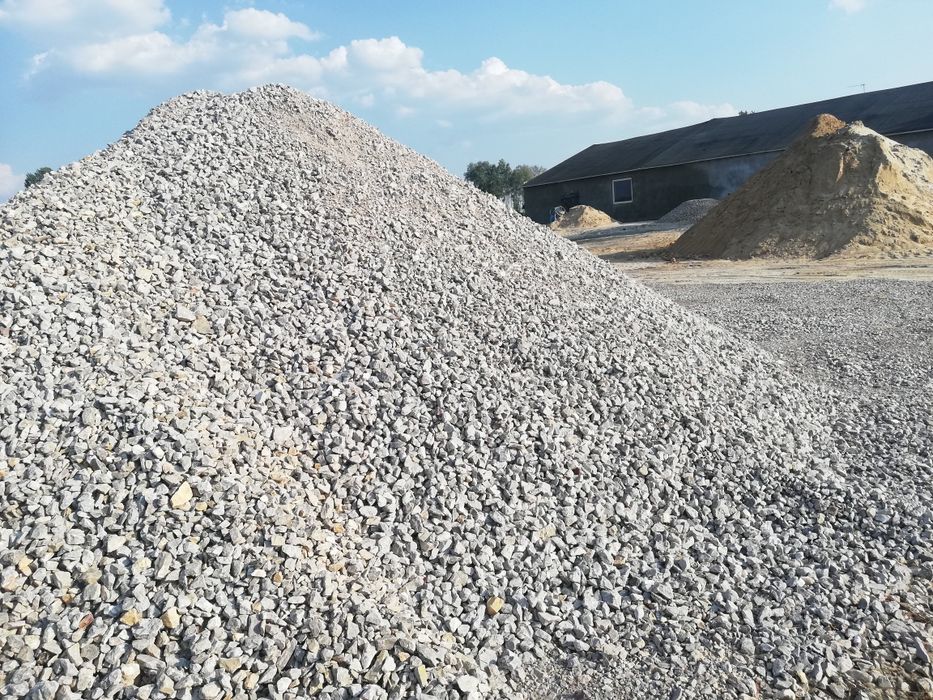 Suchy beton-piasek-żwir-kruszywa-ziemia-szlaka-transport-koparka