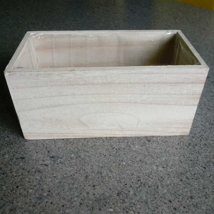 Drewniana osłonka, skrzynka z ozdobnym uchwytem