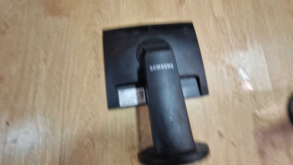 Monitores finos LG e Samsung