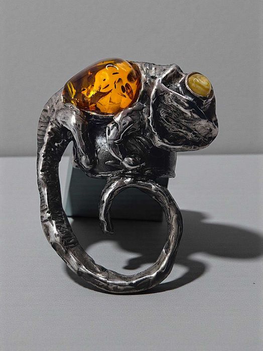 Sylwester Szyłów srebrny regulowany pierścień z bursztynem