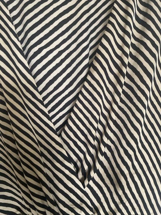 Vestido acetinado riscas preto e bege- Mango Decote em V