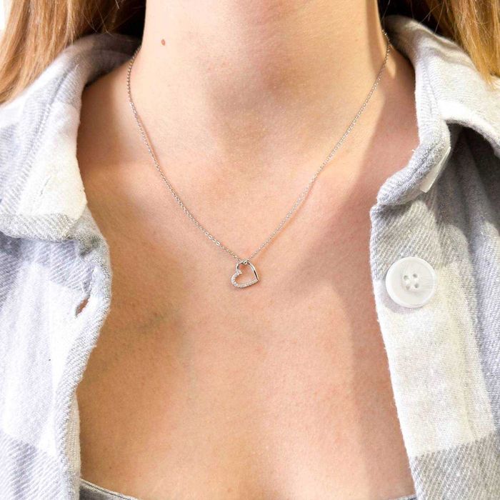 Срібне намисто у формі серця з кубічним цирконієм