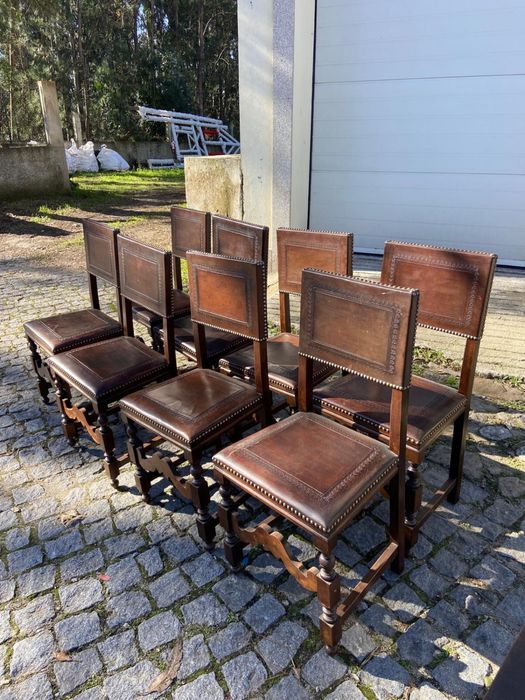 Conjunto de mesa e oito cadeiras