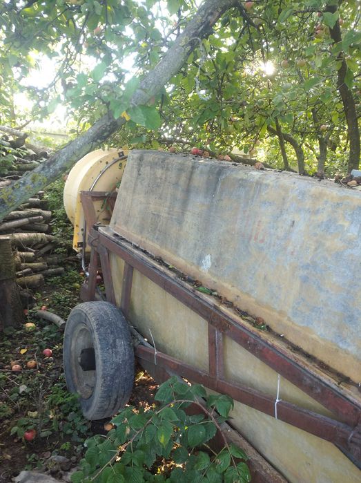 Оприскувач садовий 2000 літрів.