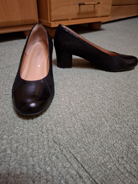 Czółenka na słupku Venezia,  skóra  37