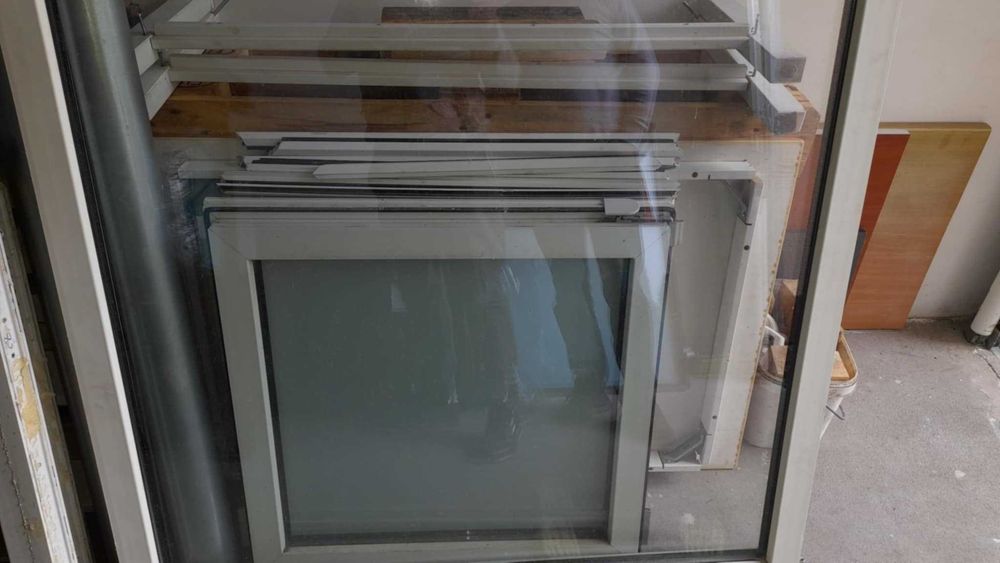 Rama okinna z szybami i oknem otwieranym