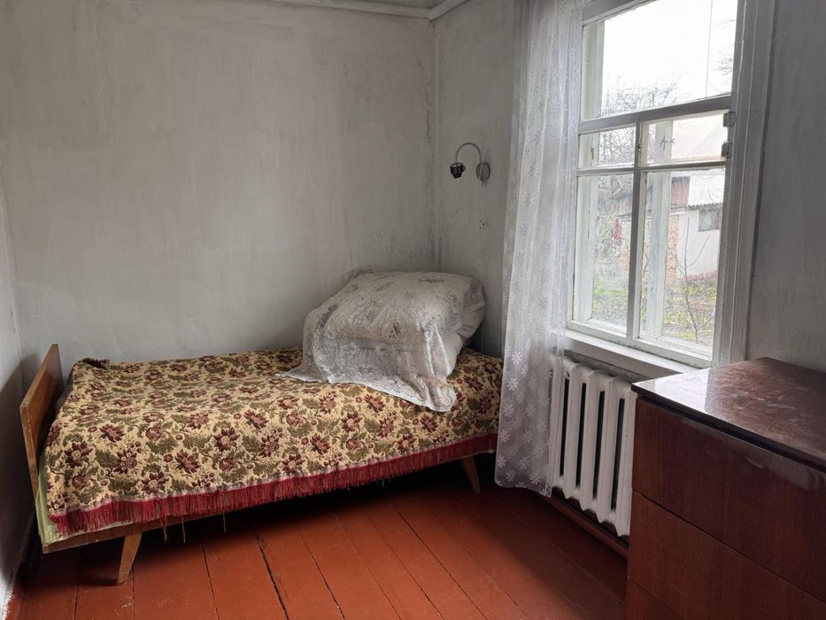 Продається затишний будинок площею 65 м² із присадибною ділянкою 10 соток у місті Остер!