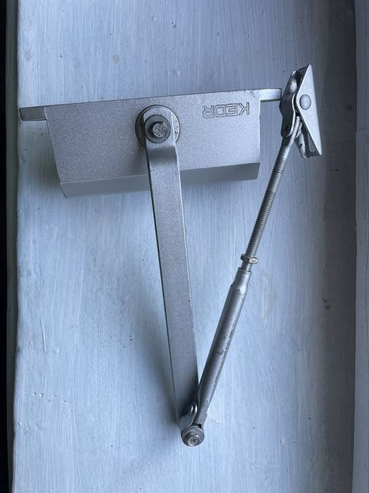 Дотягувач (доводчик) для дверей б/в