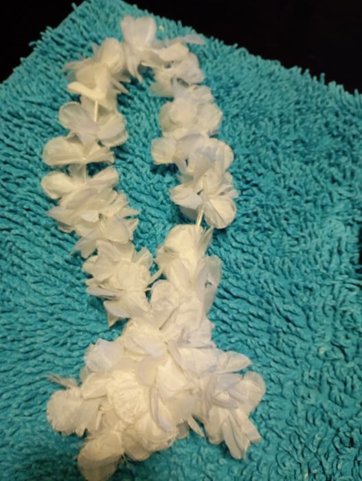 Colar branco de flores