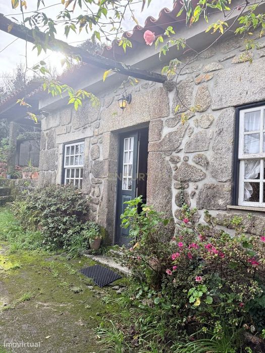 Moradia Rústica T3 em Pedra com Terreno de 1147 m² – Forjães