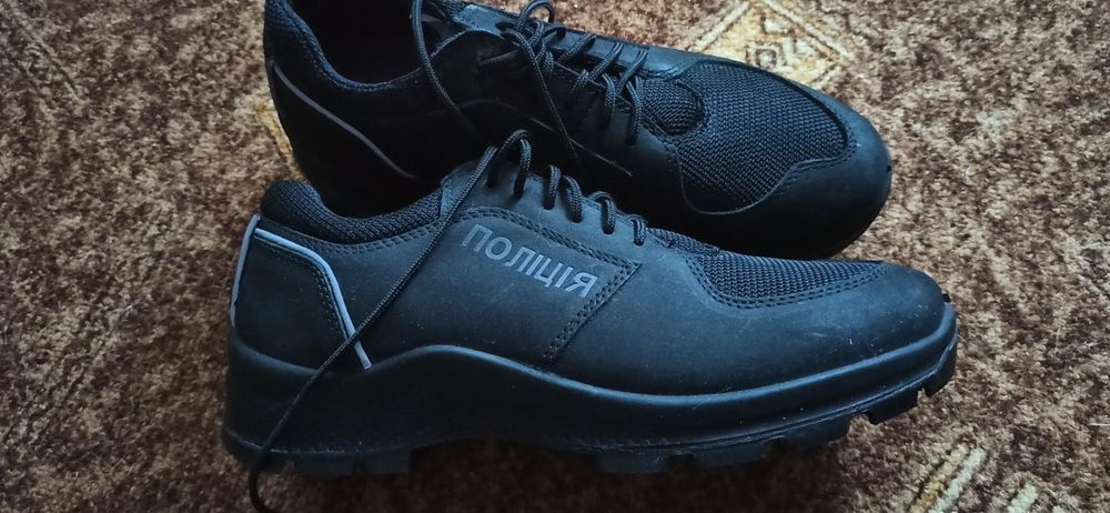 Продам кросівки поліція