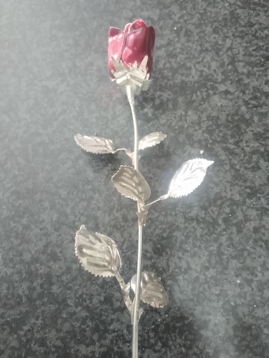 Rosa em metal prateada