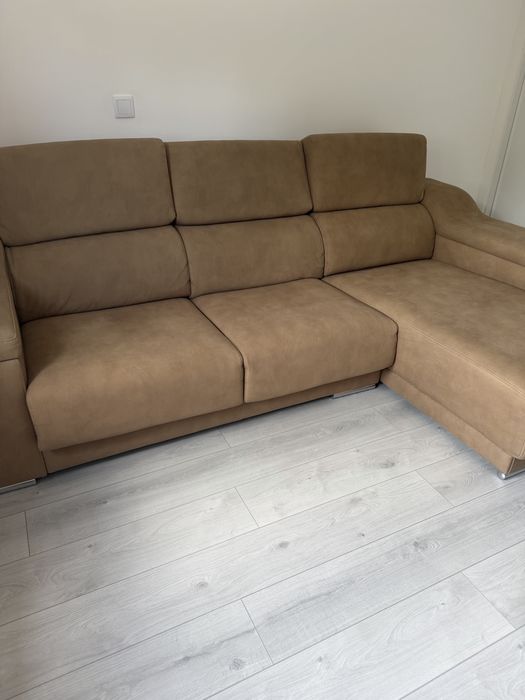 Sofá bege com chaise long