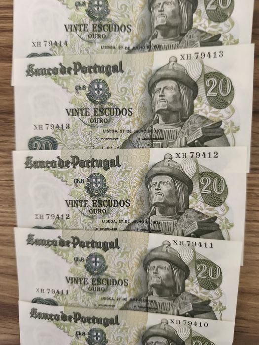 Vendo notas de 20 escudos e de 100 escudos