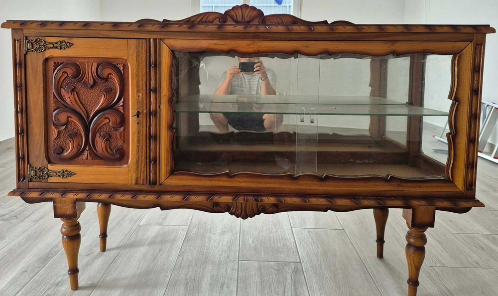 Aparador/Vitrine Antigo em Madeira Entalhada – Peça Vintage