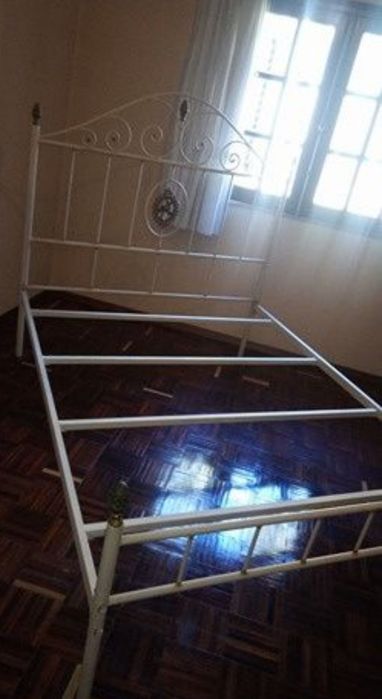 Cama de casal em ferro+ 2 mesas de cabeceira