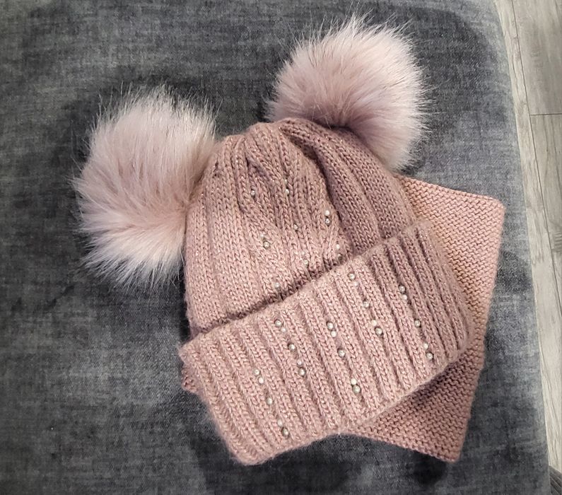 Шапка з хомутом ,тепла ,колір брудно-рожевий ,р 50-54