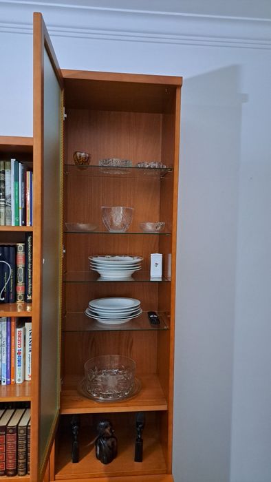 Estantes de sala e cama dupla em madeira cerejeira