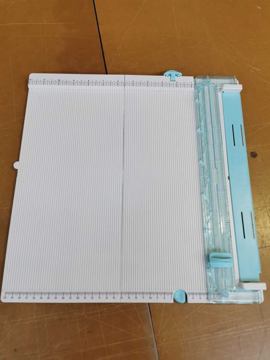 Placa de cortar e vincar turquesa We R para Scrapbooking