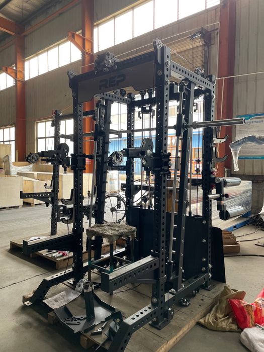 Rack suwnica klatka treningowa