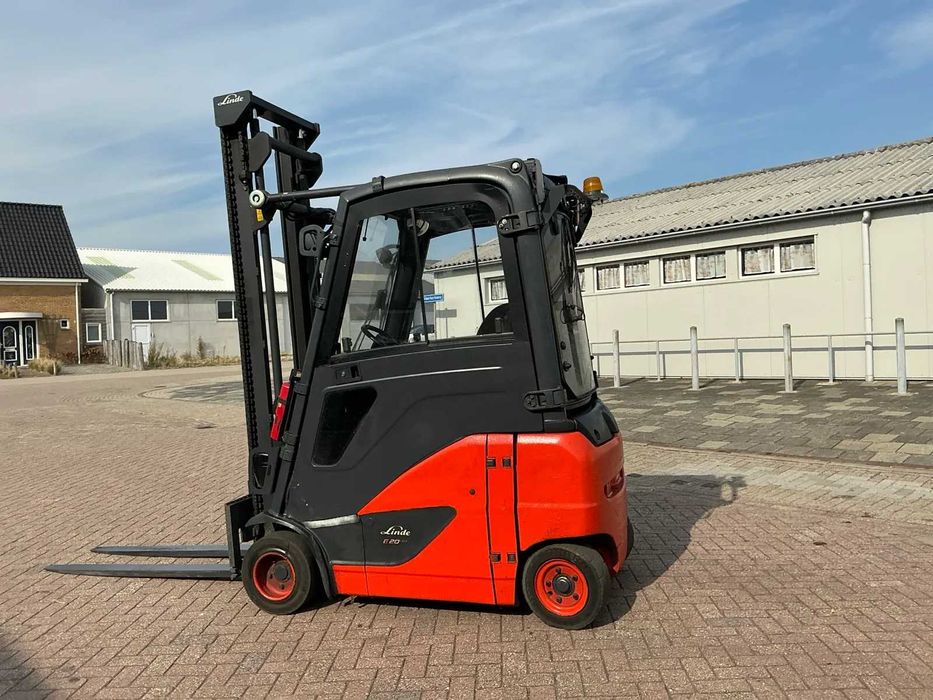 Lote de 4 empilhadores elétricos Linde