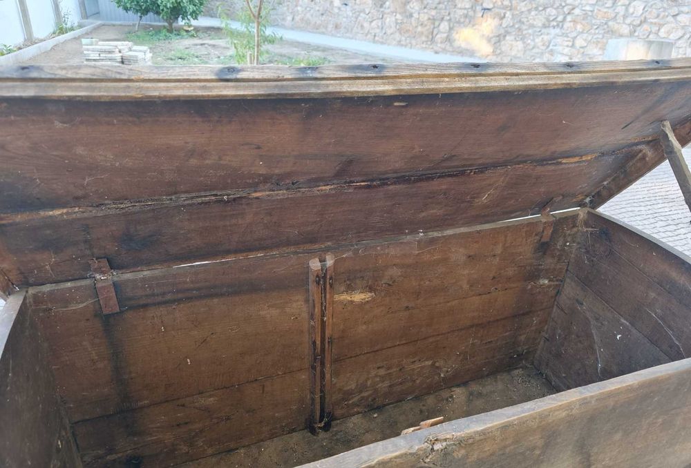 Grande Arca Muito Antiga em Madeira de Castanho