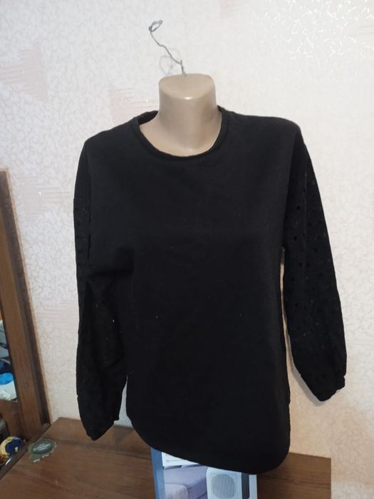 Тепла чорна кофта з начосом рукава ажурні