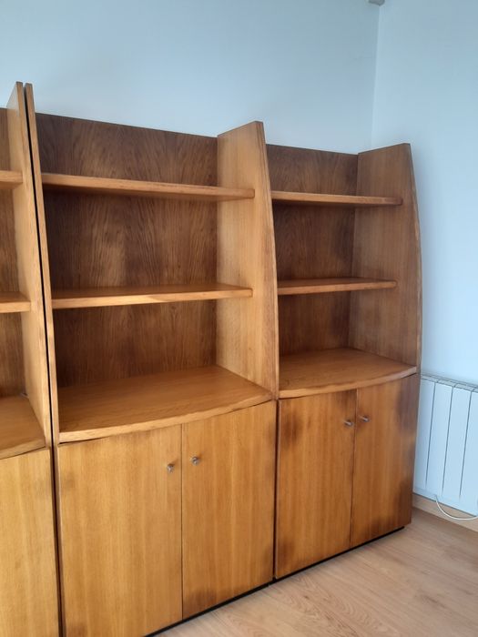 Armário em madeira com estante