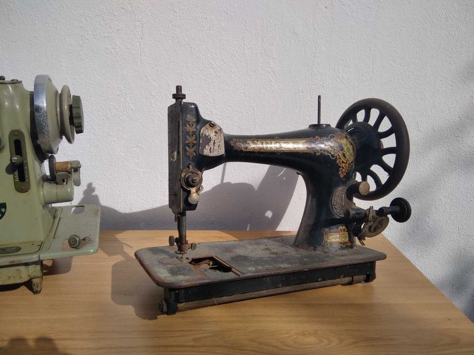Máquinas de costura antigas OLIVA e SINGER