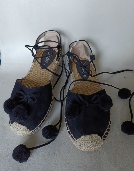 Kelsi - wiązane espadryle boho pompony - 6/40/25 cm
