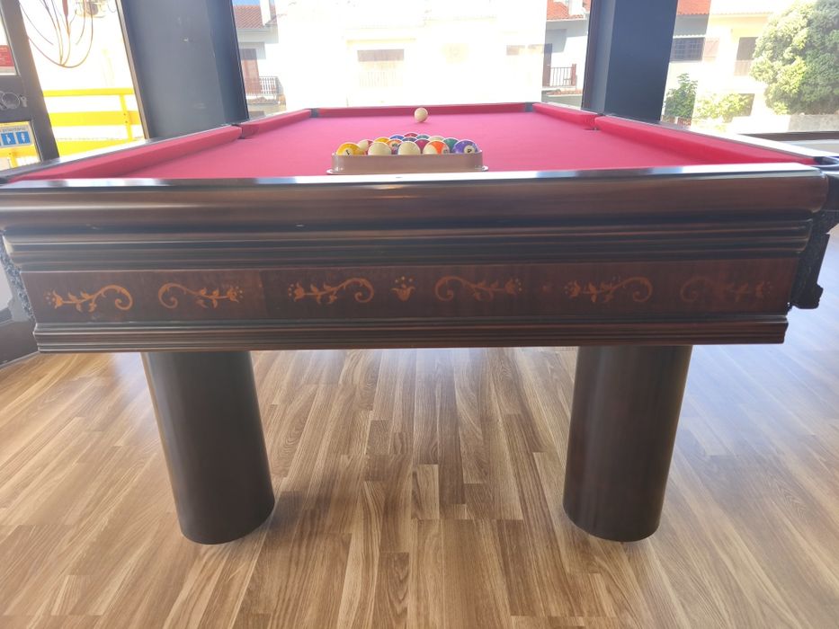 Mesa de bilhar em ótimo estado.