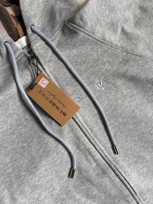 Зіпки Burberry.